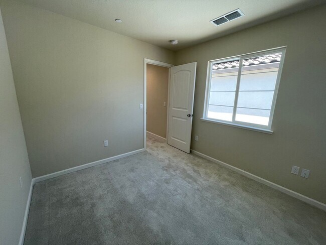 Building Photo - Newer Florsheim Home