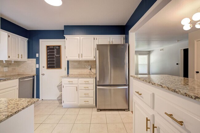 Building Photo - * * * $750 MOVE-IN SPECIAL!!! * * * Charmi...