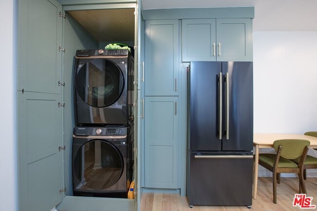 Building Photo - 953 N Martel Ave