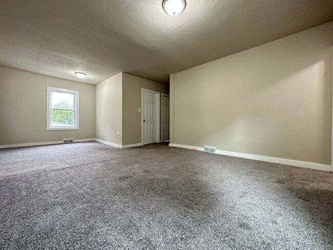 Building Photo - 2 Bedroom with 3 Stall Attached Garage