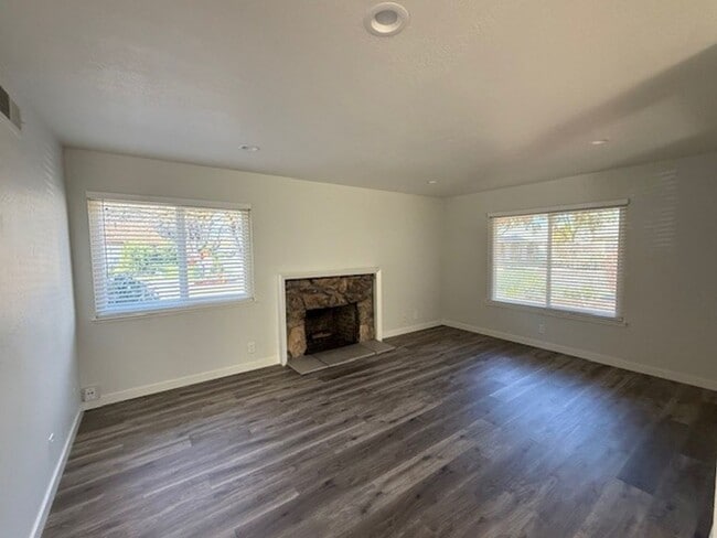 Building Photo - Absolutely Gorgeous 3 Bedroom 2 Bath Upgraded Home, New Kitchen, New Baths, New Flooring, Etc.