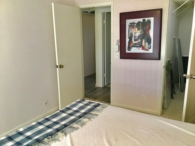 Building Photo - 438 Mansfield K