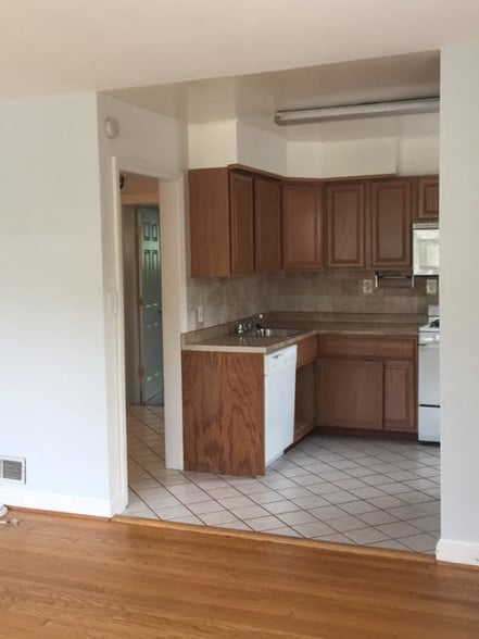 Building Photo - 633 N Nelson St