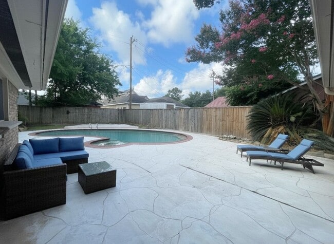 Building Photo - 9655 Meadowcroft Dr