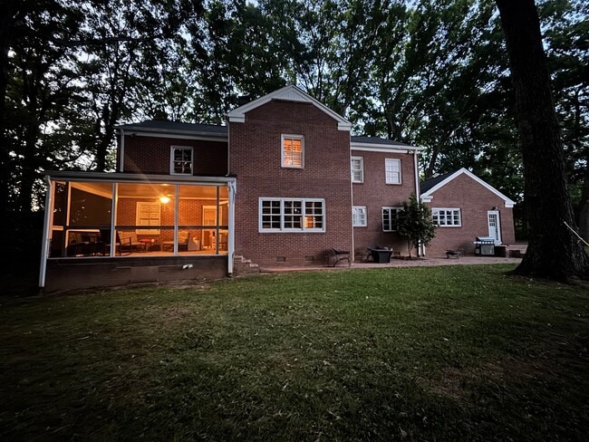 Building Photo - 906 Crescent Cir