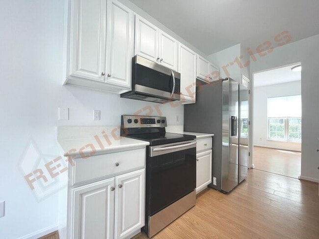 Building Photo - Fresh Paint - Lovely 3 Bedroom, 2.5 Bath T...