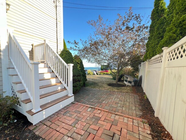 Building Photo - 141 Grovers Ave