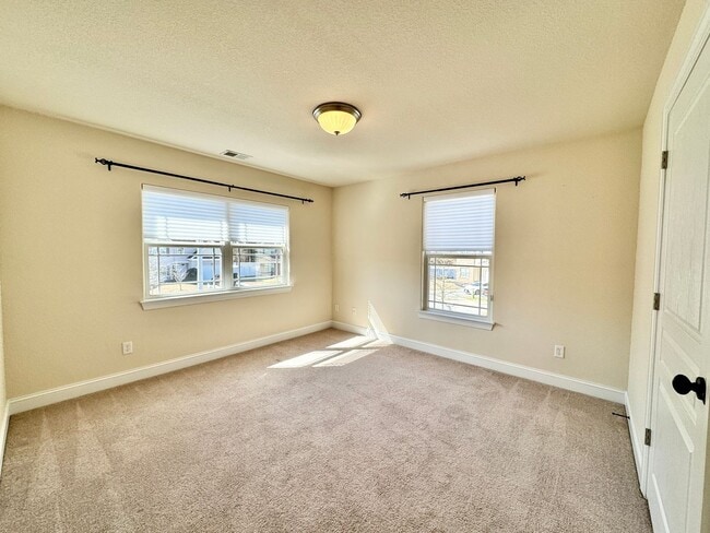 Building Photo - 4-Bedroom Home Ready 07-10-26!! Gourmet Kitchen - Fenced Backyard - Pet Friendly!
