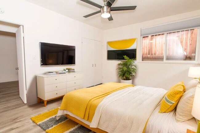 Building Photo - Refreshed 2 Bed/1 Bath in the Heart of Pacific Beach- Close to the Beach + Bay! REDUCED DEPOSIT $...