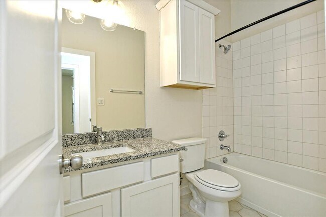 Building Photo - 10620 W Lakeview Dr
