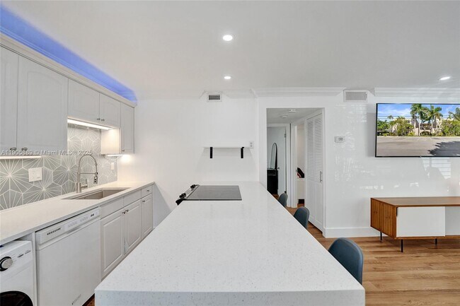 Building Photo - 815 NE 28th St