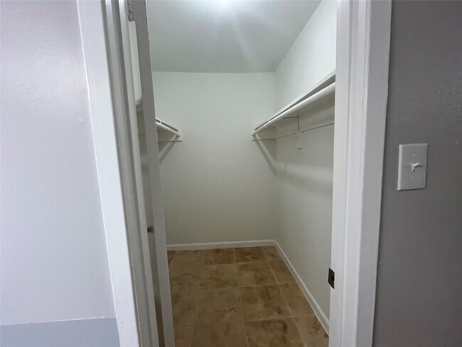 Building Photo - 2402 Fawnwood Ln