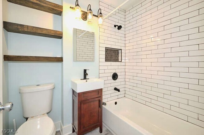 Building Photo - 4370 Deleon St