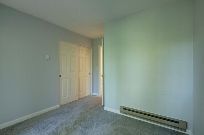 Building Photo - Charming Updated 2 Bedroom 2 Bathroom Bellevue Condo