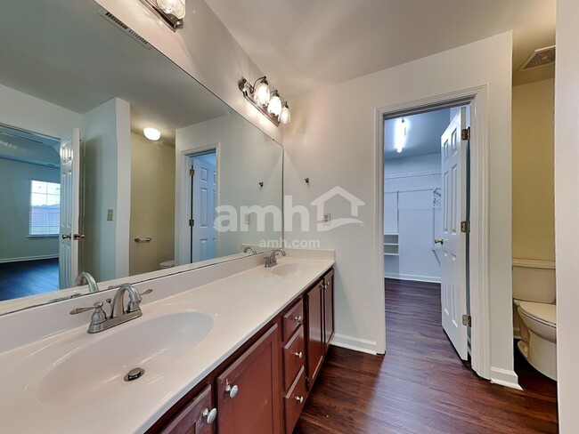 Building Photo - 3023 Laurelwood Dr