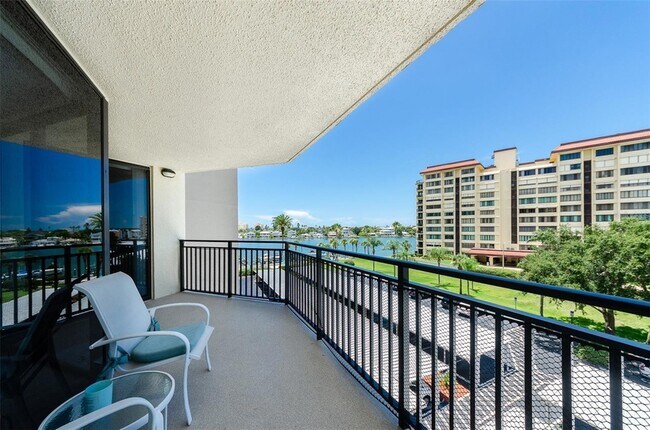 Building Photo - 690 Island Way