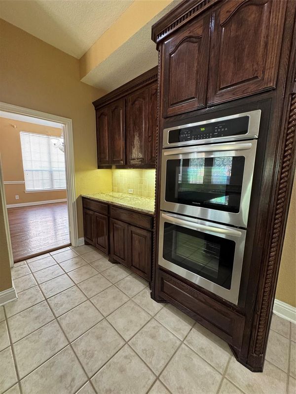 Building Photo - 9101 Forest Hills Dr