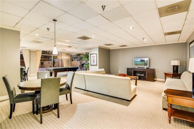 Building Photo - 2479 Peachtree Rd