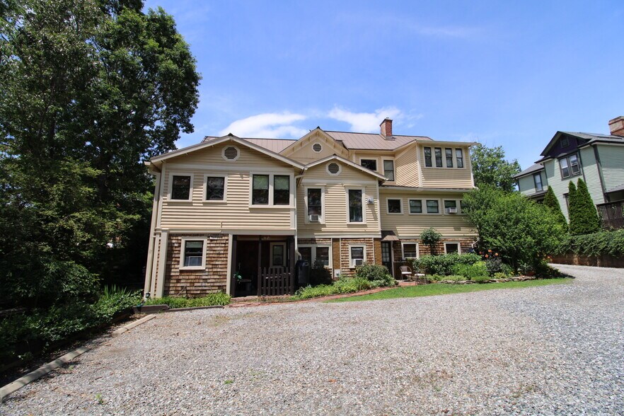 Building Photo - 147 E Chestnut St