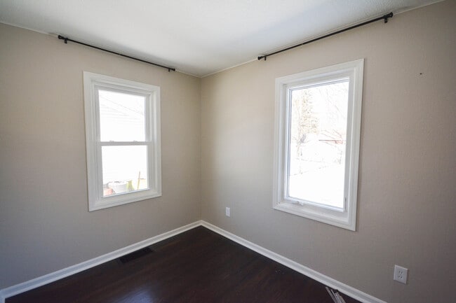 Building Photo - Cute home with modern updates!