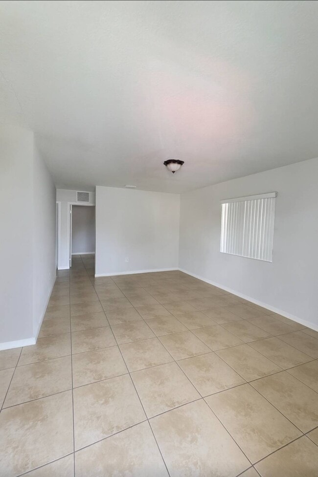 Building Photo - 3372 SW 24th St