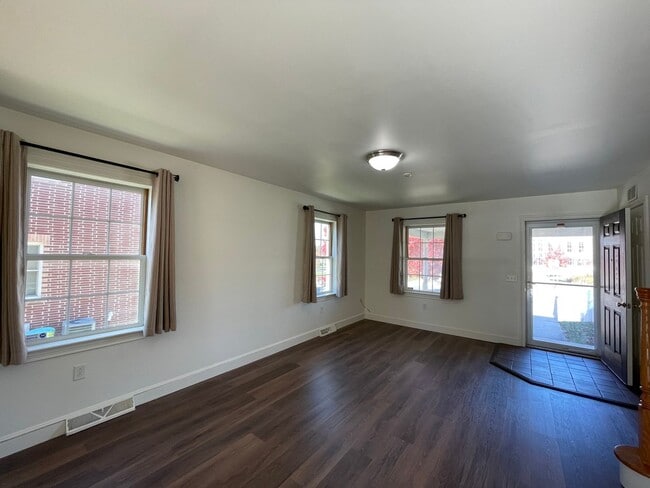 Building Photo - 3 Bedroom Townhome in Lancaster!