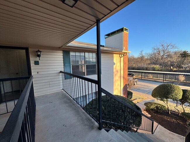 Building Photo - Beautifully Updated 2BR/2BA Condo in Gated Community – Modern Finishes & Pool Access