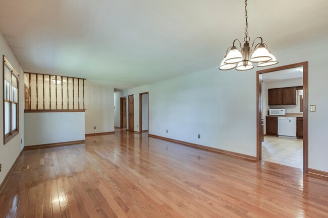 Building Photo - 702 W 6th Ave