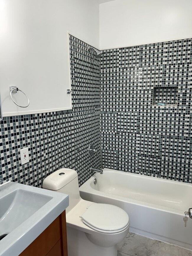 Building Photo - Newly Renovated, Spacious Home! W/D Hook-Up, Close to JHU, KKI and Public Transportation! Availab...