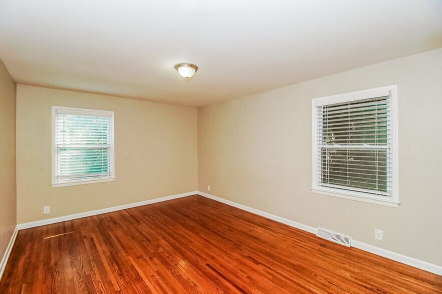 Building Photo - 421 Whispering Pines Dr