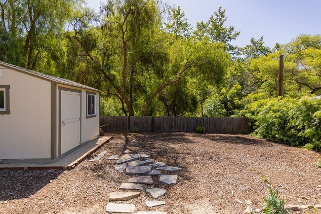 Building Photo - Private Creek Rd Paradise