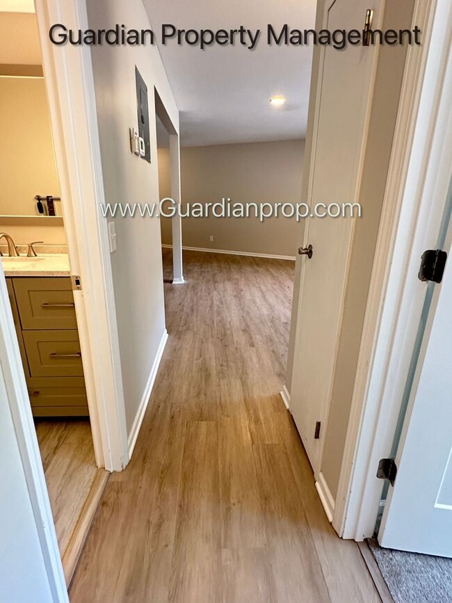 Building Photo - Champlin 3 Bedroom, Excellent Condition, AC, Garage Available, Balcony, Heat Paid