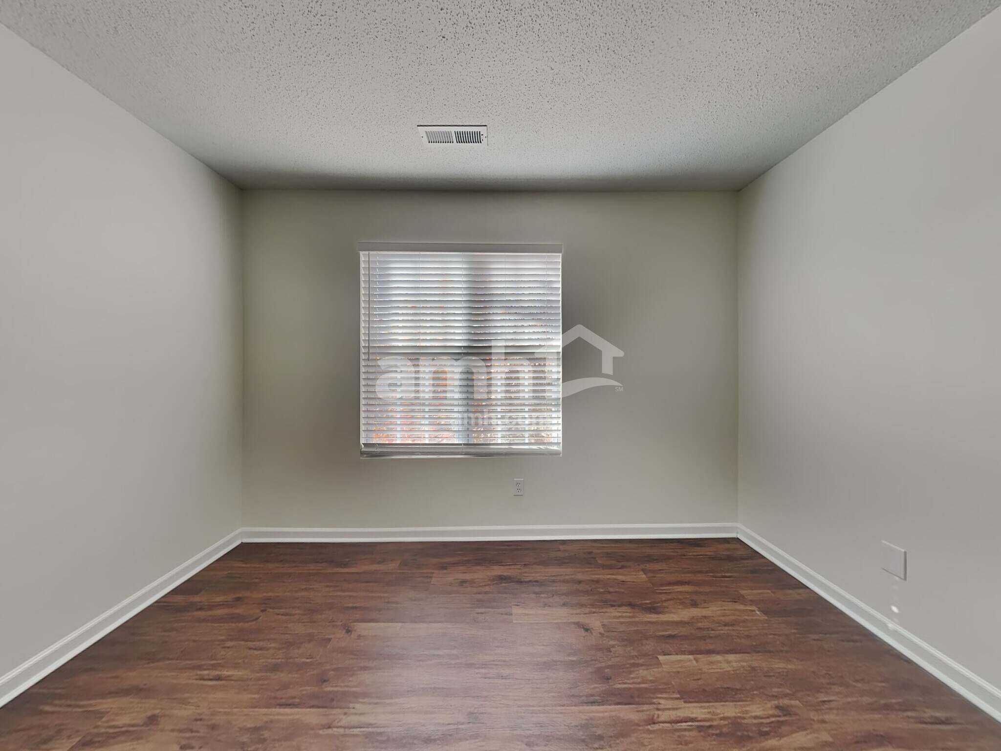 Building Photo - 215 Creekview Dr