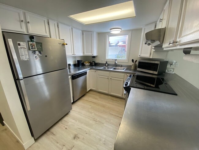Building Photo - Well maintained 2 bed, 1.5 Bath Townhouse in West Anchorage!