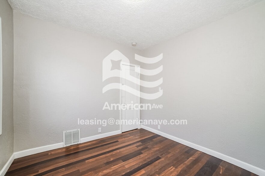 Building Photo - 1214 E Corrington Ave