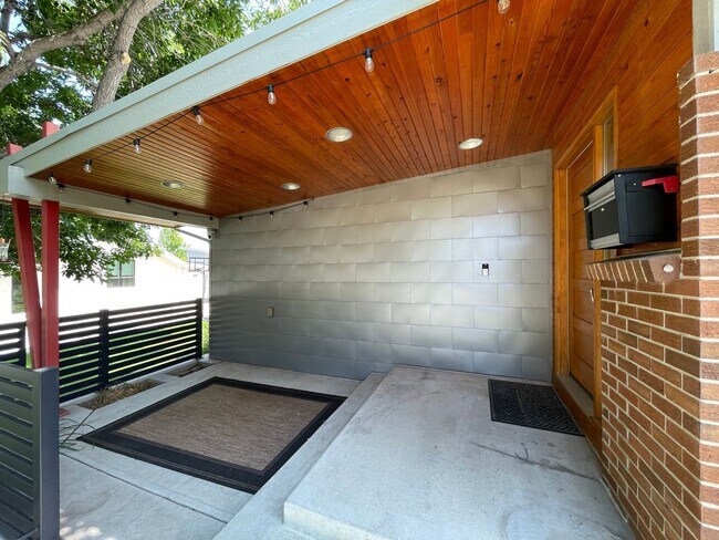 Building Photo - Show Stopper!