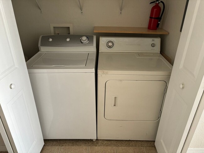 Building Photo - Villa Valencia Spacious 1 Bedroom Near Valencia Community College and 408