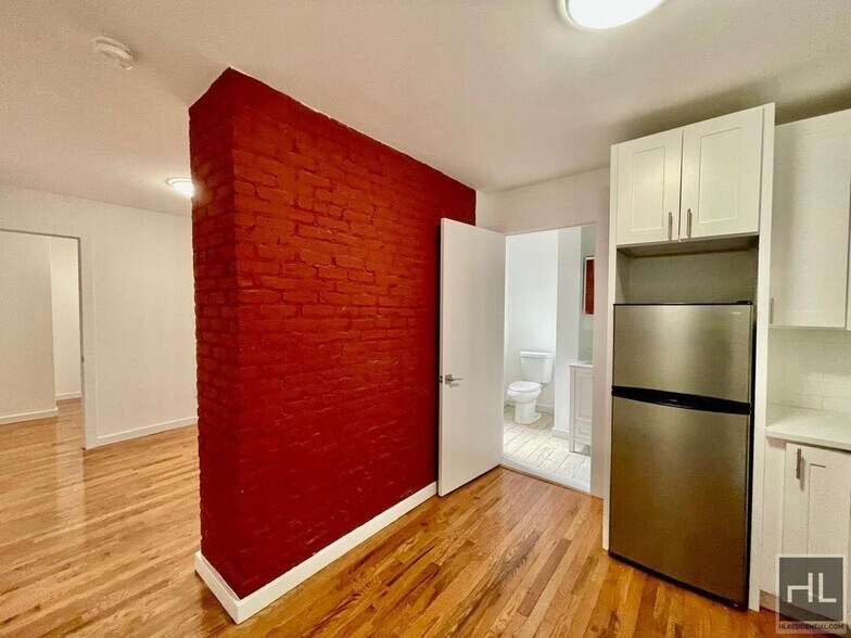 Primary Photo - YORK AVENUE
