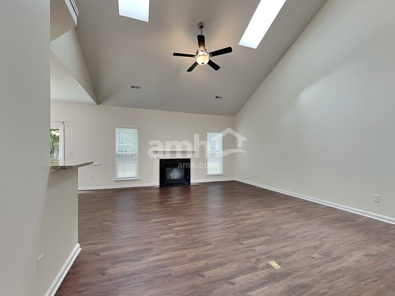 Building Photo - 4205 Lindsey Ln