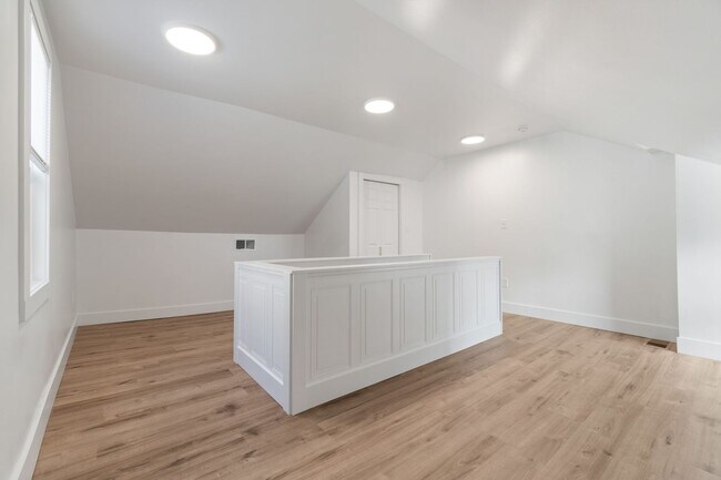 Building Photo - Beautifully renovated 4 bed, 2.5 bath, loc...