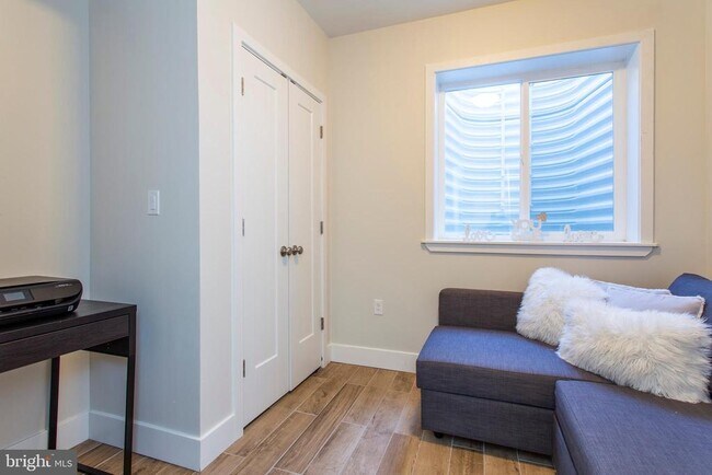 Building Photo - 2009 Oakford St