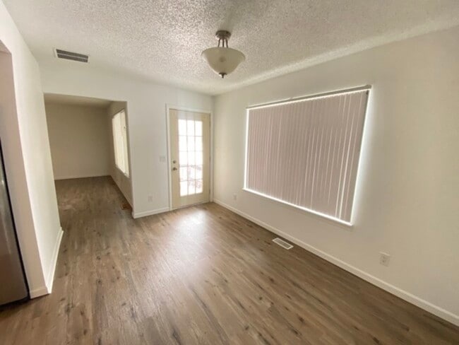 Building Photo - 907 Laura Dr