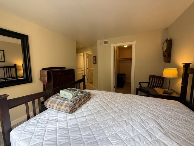 Building Photo - Fully Furnished 2 Bed 2 Bath Condo with Private Patio, 2 Gated Parking Spaces, Pool and Gym