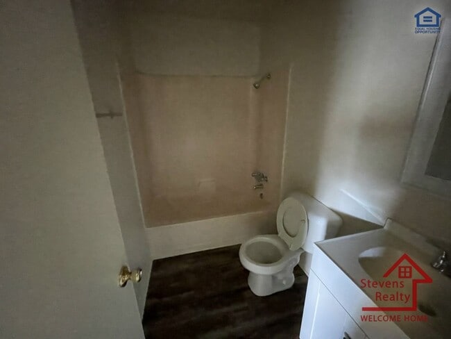 Building Photo - 1502 NW Kingsbury Ave