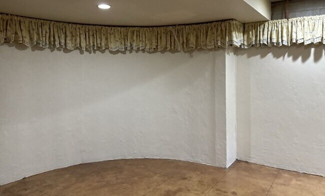 Building Photo - 4Bd/5Ba Multi Story Home - For viewing by ...