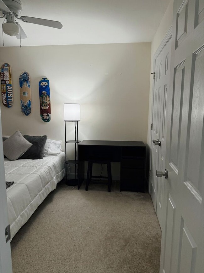 Building Photo - Spacious 2-Bedroom Townhome in Amenity-Ric...