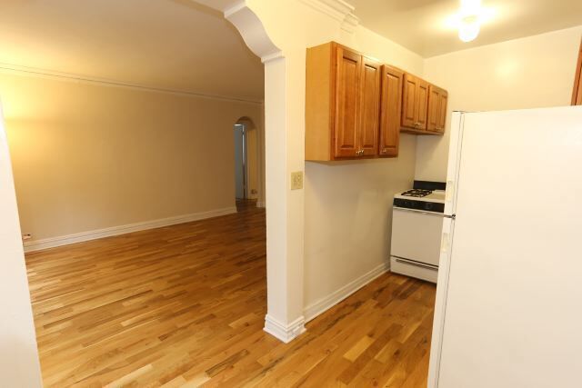 Building Photo - 430 W Roscoe St