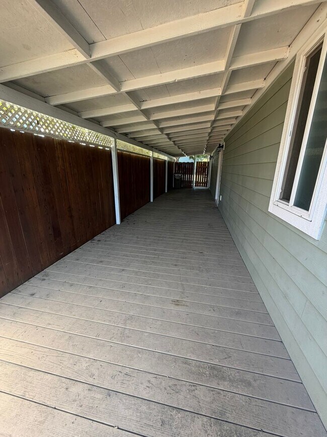 Building Photo - Beautiful 2 Bedroom on a Large Corner Lot!