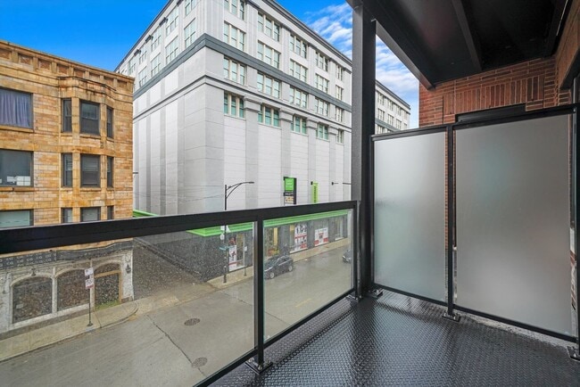 Building Photo - 323 S Racine Ave