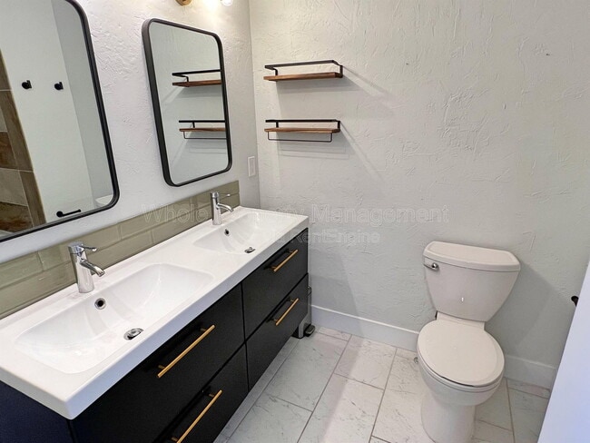 Building Photo - 3032 S Macon Cir